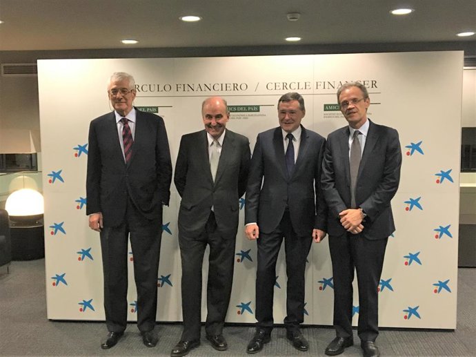 El notario Juan José López Burniol, El abogado Miquel Roca Junyent, Ángel Simón (Agbar, Suez) y Jordi Gual (Caixabank) antes de una conferencia de Simón en la sede de Caixabank en Barcelonael 25 de noviembre de 2019