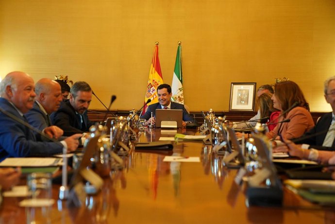 El presidente de la Junta de Andalucía, Juanma Moreno, preside la reunión del Consejo de Gobierno y, al término de la sesión, comparece en rueda de prensa junto al vicepresidente de la Junta, Juan Marín.