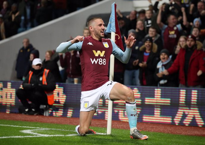 El jugador del Aston Villa Conor Hourihane celebra un gol