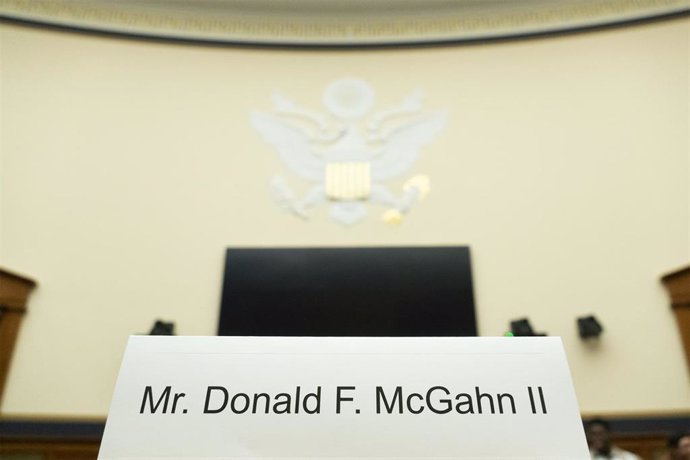Cartel con el nombre del exabogado de la Casa Blanca Don McGahn que se negó a testificar ante el Congreso.