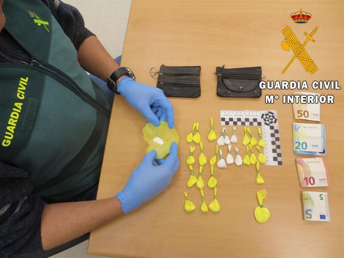 Material intervenido por la Guardia Civil a un activo vendedor de droga a domicilio detenido en Adra (Almería)
