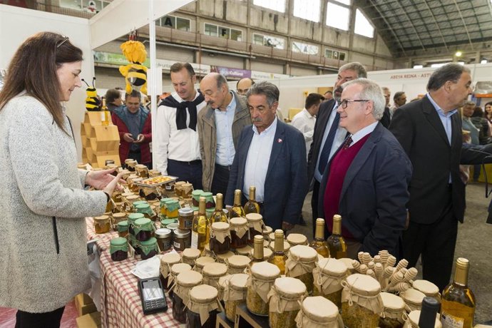 Las autoridades en la inauguración de la Feria Nacional Apícola