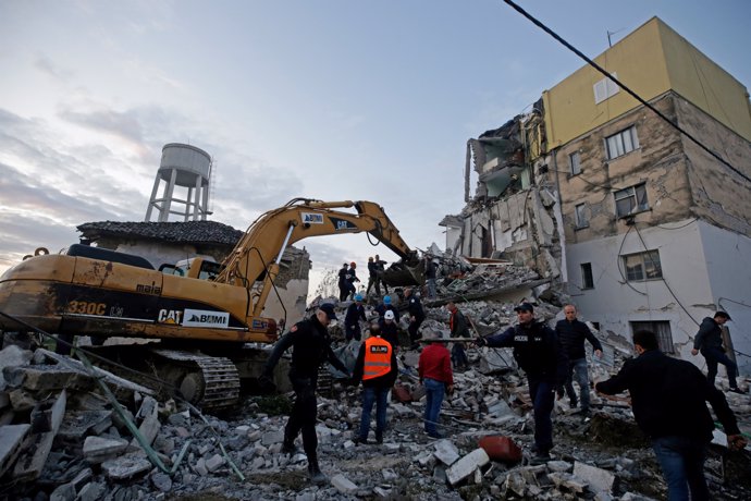 Un terremoto de magnitud 6,4 en la escala Richter ha sacudido la madrugada de este martes la capital de Albania, Tirana