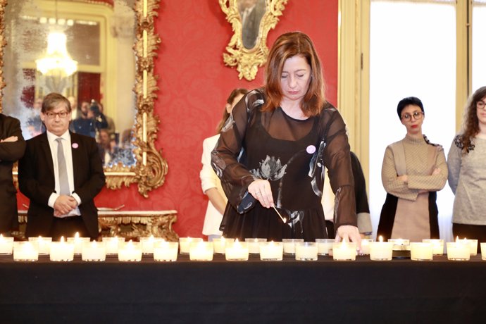 La presidenta del Govern, Francina Armengol, durante el encendido de velas con motivo del 25N