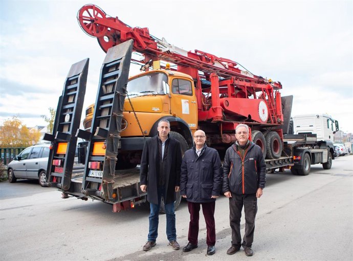 L representante de la ONG Geólogos del Mundo, Guillermo Erice; el consejero Ciriza; y el geólogo de la Dirección General de Obras Públicas e Infraestructuras, Txema León