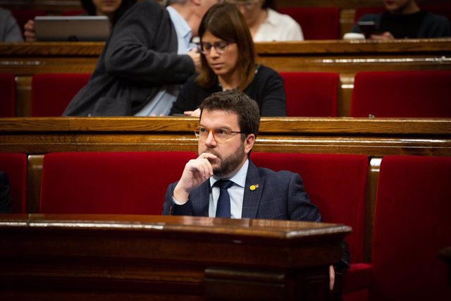 El vicepresidente de la Generalitat, Pere Aragonès sentado en su escaño en una sesión plenaria en el Parlament de Catalunya, celebrada una semana después de conocerse la sentencia del juicio del 'procés', en Barcelona (España), a 23 de octubre de 2019.