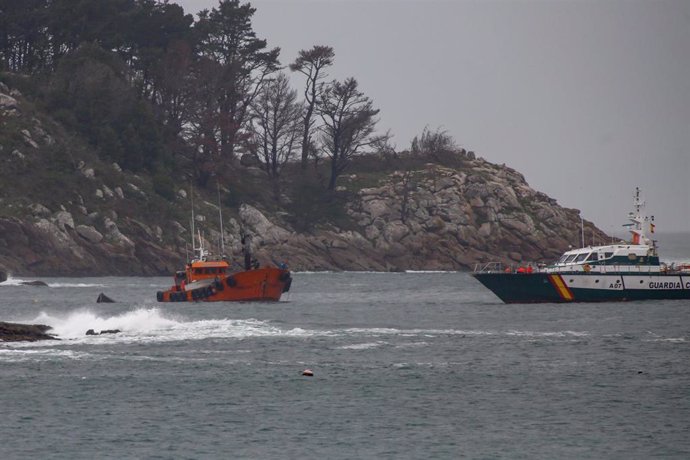 Intentan remolcar al puerto de Aldán de Cangas (Pontevedra) el 'narcosubmarino' hundido en Punta Couso