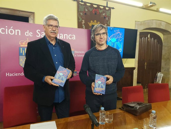 El director del Instituto de las Identidades de Salamanca (i) y el creador Juan Vicente Sánchez (d) en La Salina.