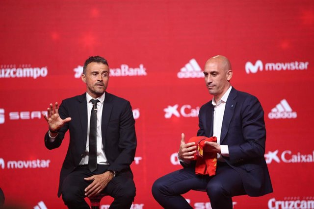 Luis Enrique, seleccionador nacional, y Luis Rubiales, presidente de la Real Federación Española de Fútbol (RFEF), en la presentación del asturiano en 2018