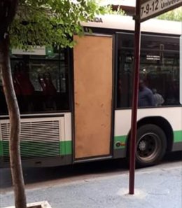 Autobús de Castillo circulando con una puerta cubierta por una chapa de madera