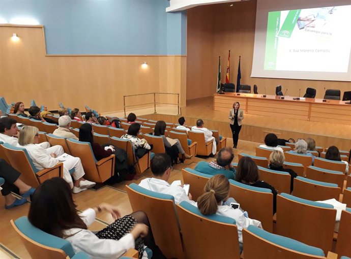 Sanitarios del sur de la provincia participan en una jornada sobre la seguridad del paciente en el Virgen de Valme