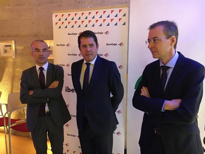 En el centro de la imagen Gerardo Cueva, presidente de Cepyme, y a la derecha Germán Barrios, consejero de Empleo e Industria.