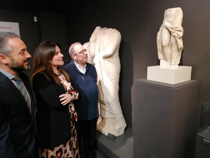 La consejera de Educación Y Cultura, Esperanza Moreno, observa la escultura de la 'Venus de Bullas' junto al director de Bienes Culturales, Rafael Gómez, y al director del MAM, Luis de Miquel