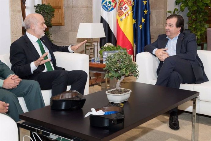 El presidente de la Junta, Guillermo Fernández Vara, se reúne con el director de la Guardia Civil, Félix Vicente Azón