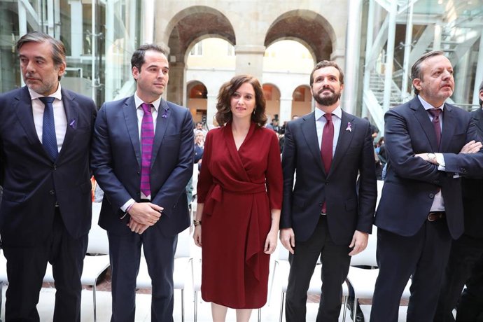 (I-D) El consejero de Justicia, Interior y Víctimas del Terrorismo, Enrique López; el vicepresidente de la Comunidad de Madrid, Igancio Aguado; la presidenta de la Comunidad de Madrid, Isabel Díaz Ayuso; el presidente del PP, Pablo Casado; y el consejer