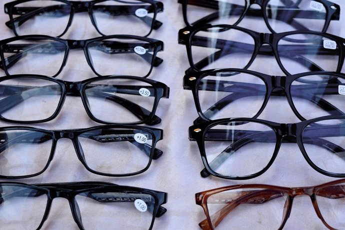 Imagen de gafas premontadas, de cuyo uso han advertido los ópticos-optometristas frente a a las gafas personalizadas.