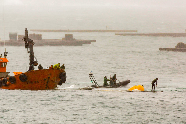 Agentes de los GEOS, trabajan en las labores de arrastre del 'narcosubmarino', retomadas hoy en el municipio de Aldán /Pontevedra / Galicia (España), a 26 de noviembre de 2019.
