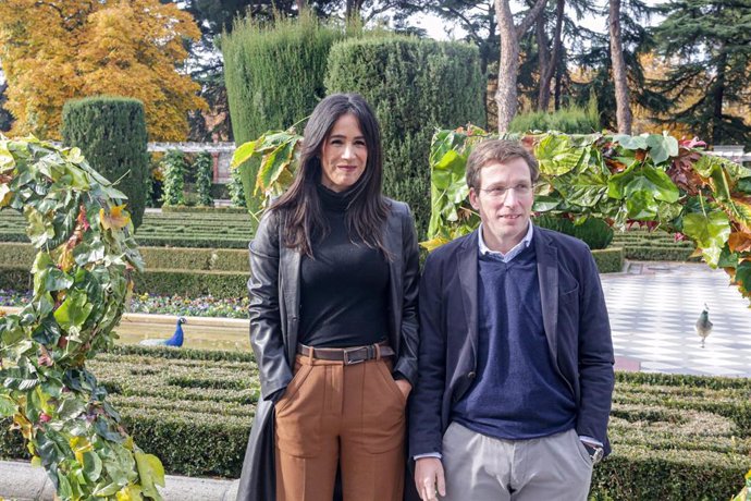 (I-D) La vicealcaldesa de Madrid, Begoña Villacís, y el alcalde de Madrid, José Luis Martínez-Almeida, participan en la presentación del programa de actividades Madrid Green Capital, en Madrid (España) a 24 de noviembre de 2019.