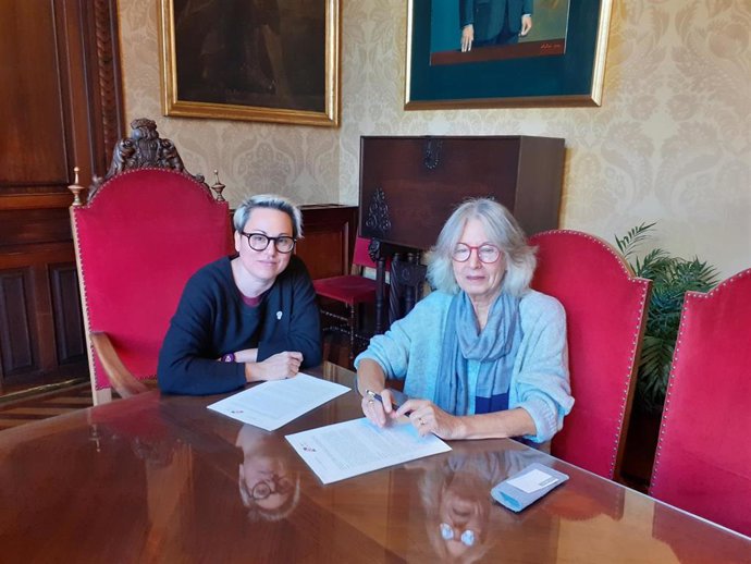 La regidora de Justicia Social, Feminismo y LGTBI, Sonia Vivas, con la presidenta de la Amics del Poble Saharaui en Baleares.