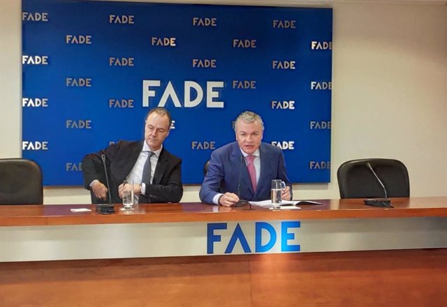 El presidente de FADE, Belarmino Feito, y el director general de la patronal de los empresarios, Albeto González, en rueda de prensa.