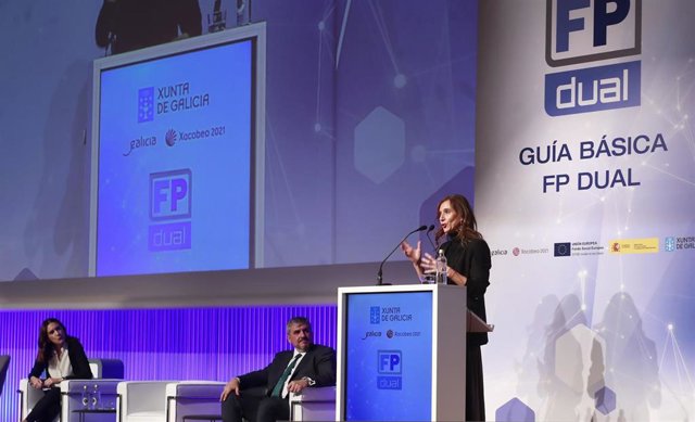 La conselleira de Educación, Universidade e Formación Profesional, Carmen Pomar, inaugura la primera jornada técnica de FP Dual.
