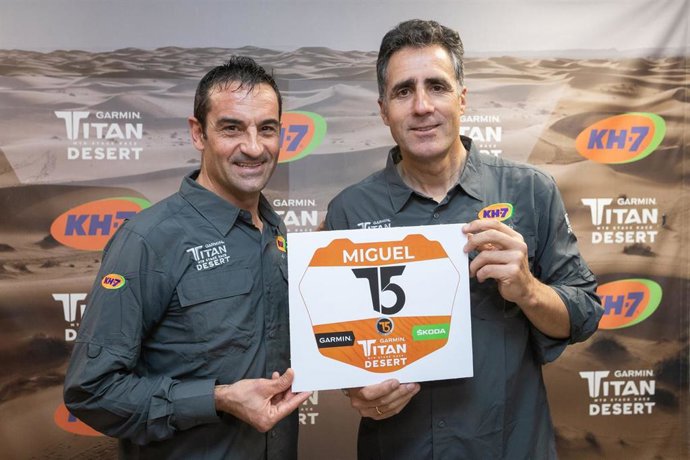 Los exciclistas Melcior Mauri y Miguel Indurain, que estarán en la Titan Desert 2020
