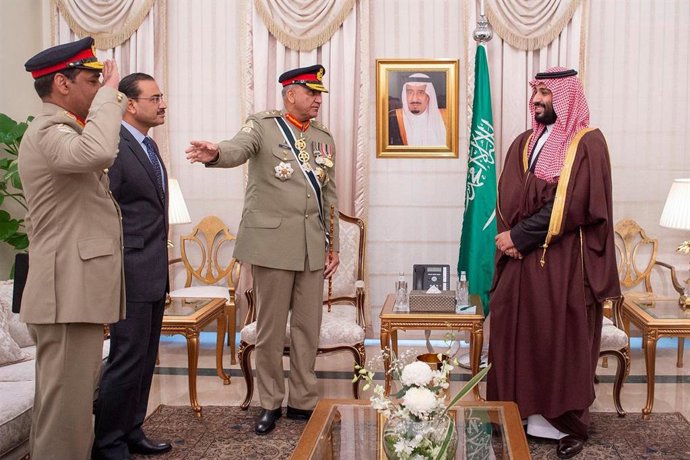El jefe del Ejército de Pakistán, Qamar Javed Bajwa, en una reunión entre militares pakistaníes y el príncipe heredero de Arabia Saudita, Mohamad bin Salmán (imagen de archivo)