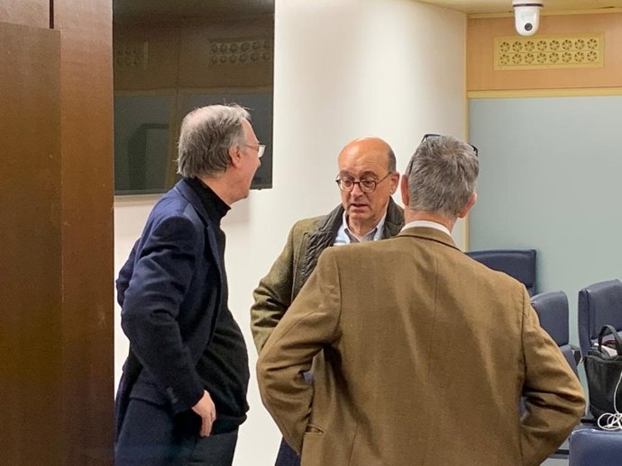 Miembros del grupo de juristas que este martes se han vuelto a reunir en el Parlamento Vasco para elaborar el borrador de texto articulado de nuevo estatuto