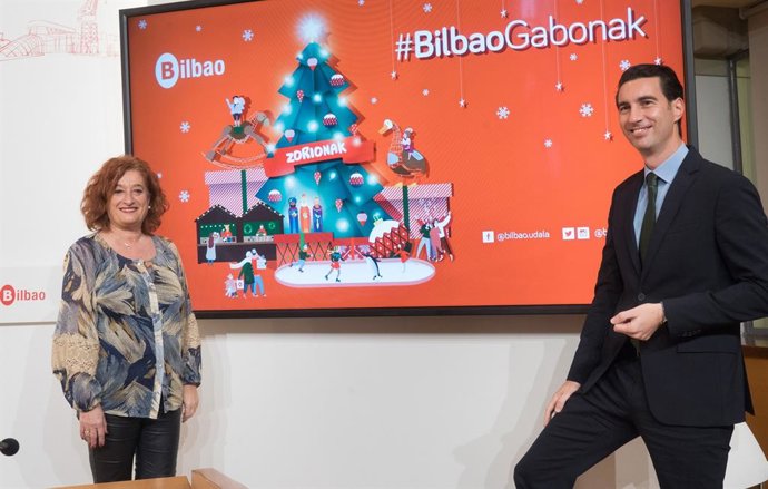 Presentación del programa navideño de Bilbao, con los concejales Itziar Urtasun y Xabier Ochandiano.
