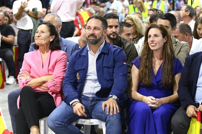 En el centro, el líder de Vox, Santiago Abascal, durante un acto público en Roquetas de Mar (Almería)