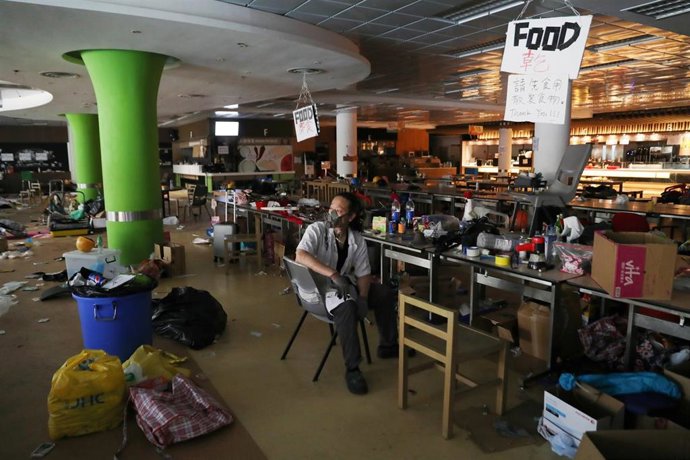 Cafetería de la Universidad Politécnica de Hong Kong en medio de las protestas