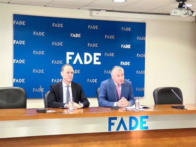 El presidente de FADE, Belarmino Feito, junto al director general de la patronal, Alberto González, en rueda de prensa.
