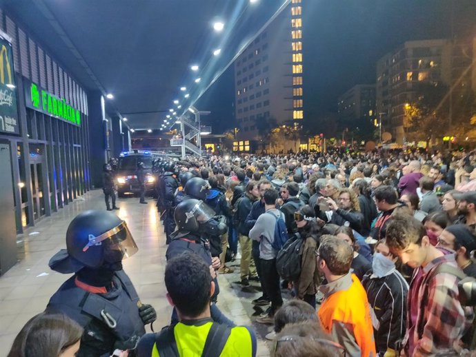 Tensió entre manifestants dels CDR i els Mossos a l'estació de Sants de Barcelona