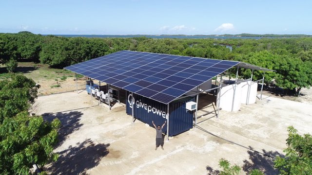 Kenia instala la primera planta de energía solar que transforma agua salada en agua potable y abastece a 25.000 personas