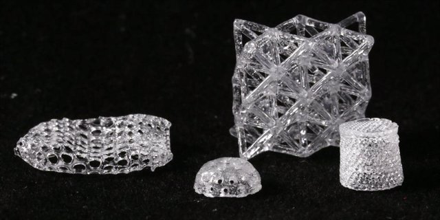 Objetos de vidrio creados en impresora 3D.