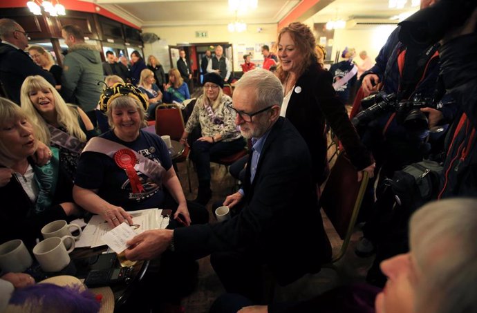 El líder del Partido Laboralista,  Jeremy Corbyn, visita a militantes de su formación en el noreste de Derbyshire.