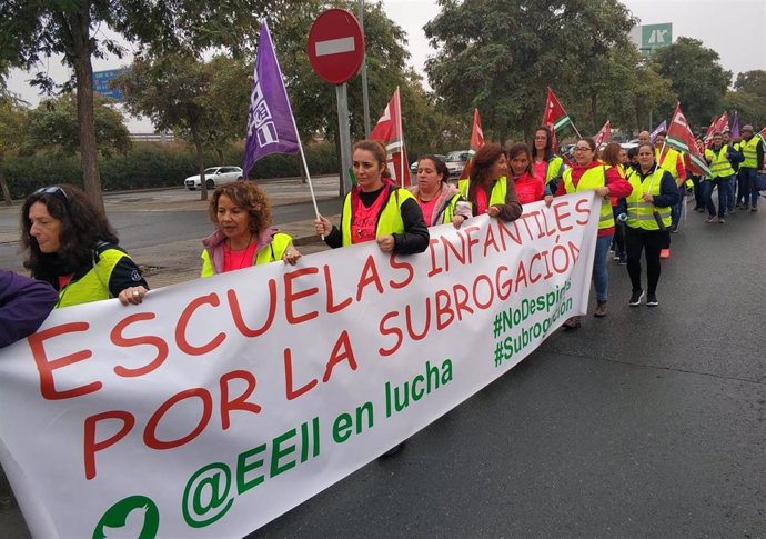 Imagen de la marcha protagonizada este martes por las 73 trabajadores de escuelas infantiles despedidas, convocadas por CCOO.