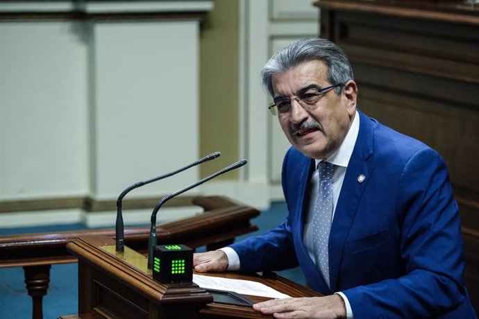 El consejero de Hacienda del Gobierno de Canarias, Román Rodríguez, en el Pleno del Parlamento