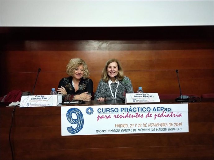 A la izquierda, la Dra. Concha Sánchez Pina, presidenta de AEPap; a la derecha, la Dra. Juana María Ledesma, una de las coordinadoras del curso.