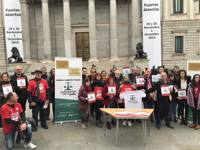 Foto de familia de los promotores de la ILP