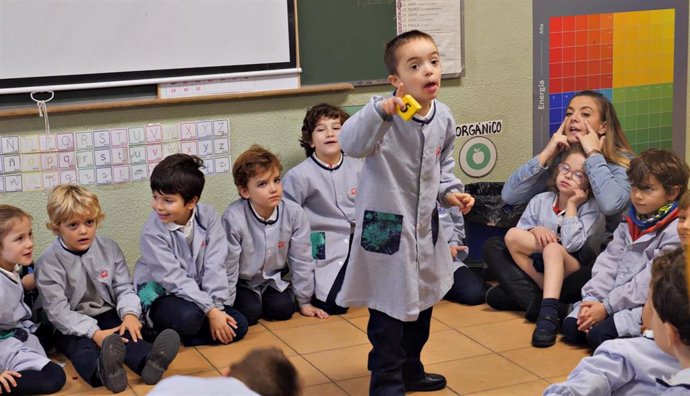 El pequeño Enol (de pie), con sus compañeros de la clase de Primaria del colegio Cardenal Spínola de Madrid que ha protagonizado la nueva campaña de Down España.