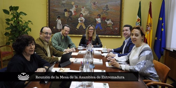 Reunión de la Mesa de la Asamblea de Extremadura para ordenar el debate del pleno del 28 de noviembre en la Asamblea