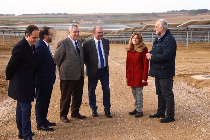 El presidente de Aragón inaugura la nueva planta fotovoltaica de la empresa Solaria, en Poleñino (Huesca).