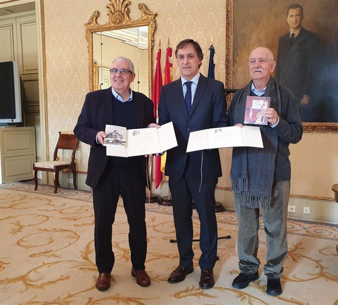 Julián Granado, Carlos García Carbayo y Tomás Hernández, de izquierda a derecha, en la entrega de los Premios de Novela y Poesía 'Ciudad de Salamanca'