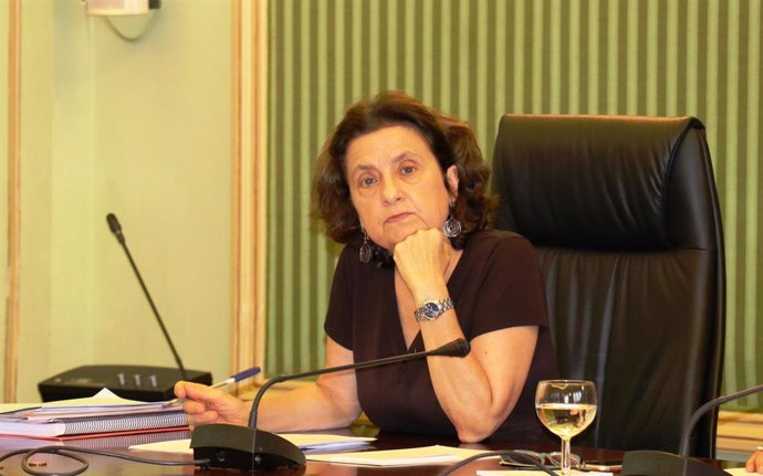 La consellera d'Assumptes Socials i Esports, Fina Santiago, en la Comissió d'Assumptes Socials del Parlament.