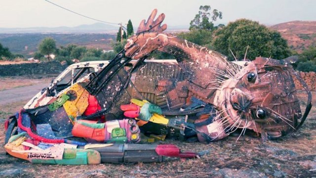 Basura convertida en animales para recordarnos el peligro de la contaminación en el medio ambiente