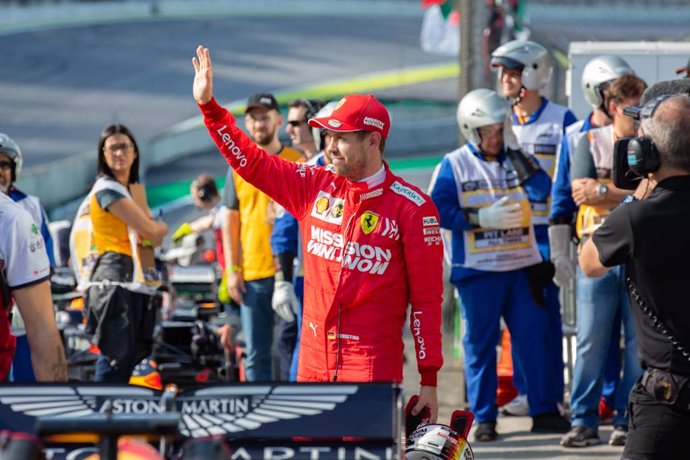 Sebastian Vettel saludo a los aficionados durante el GP de Brasil 2019