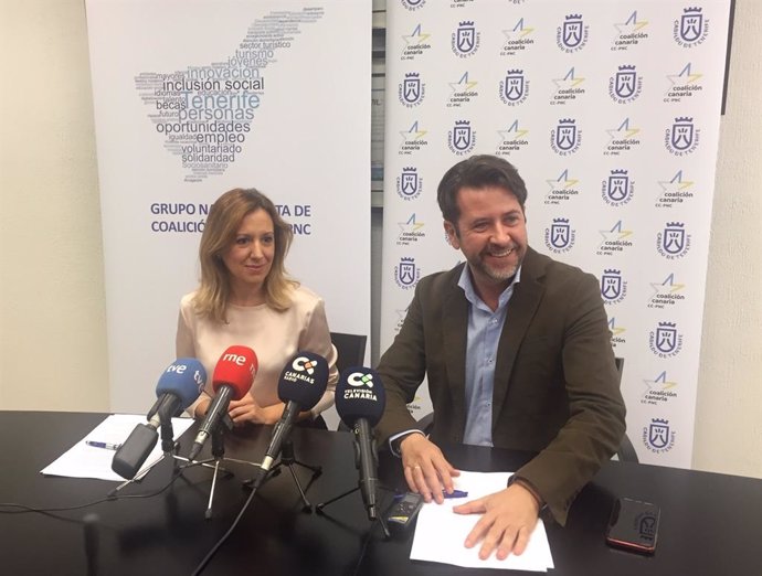 La diputada autonómica de CC, Rosa Dávila y el portavoz del Grupo Insular, Carlos Alonso, en rueda de prensa