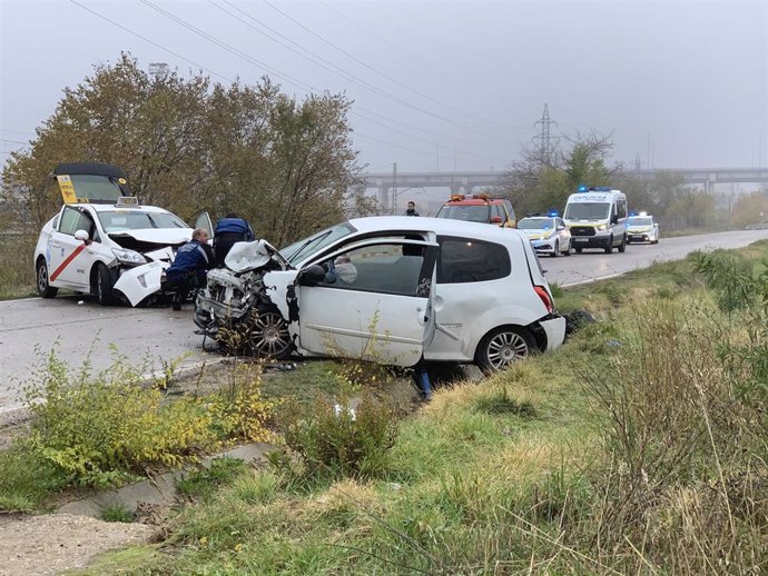 Imagen de la colisión entre un taxi y un coche particular en la carretera de Vicálvaro