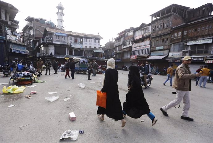 Civiles en Cachemira huyen del lugar, tras un ataque a principios de noviembre en Srinagar (imagen de arcihvo)